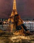 Веселая девушка в ночном Париже