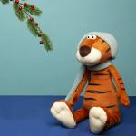 !Мягкая игрушка MAXITOYS LUXURY MT-MRT022103-20 Тигр Гоша в вязаном шарфе и шапке 20 см