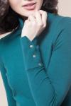 Базовый свитер мелкой вязки с эффектным украшением рукава золотистыми заклепками