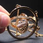AC028-1 Кулон Песочные часы с цепочкой вращающийся 5,5х4см, золот., серый песок