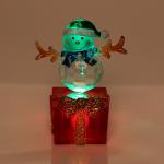 Фигурка с подсветкой Снеговичок в колпачке на подарке 9 см