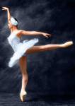 Балерина в белой пачке на репетиции