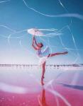 Балерина на розовом озере под зонтиком