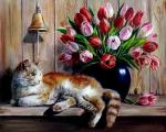 Большой кот у букета тюльпанов