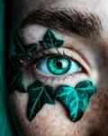 Глаз девушки в окружении листьев
