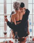 Влюбленная пара с вином на кухне