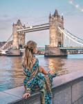- Девушка на набережной Темзы с видом на мост