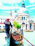 Гондольер на фоне собора Ссвятого Марка в Венеции