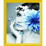 Девушка с холодным макияжем, цветы и бабочки