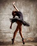 Грациозная балерина в черной пачке