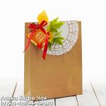 крафт-пакет для подарка декорированный салфеткой, лентой и листьями №15, размер 37*28*10 см.