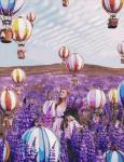 Девушка в поле с лавандой и мини-воздушными шарами