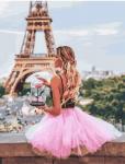 Девушка в нежном платье на фоне Эйфелевой башни