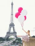 Мечтательная девушка в сердце Парижа