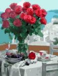 Большой букет алых роз на столе с фруктами