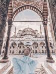 Девушка в небесном платье возле мечети