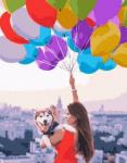 Девушка с собакой и воздушными шариками