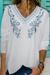Белая блуза с V-образным вырезом и голубой цветочной вышивкой