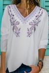 Белая блуза с V-образным вырезом и фиолетовой цветочной вышивкой