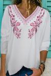 Белая блуза с V-образным вырезом и розовой цветочной вышивкой