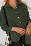 Зеленая джинсовая рубашка с длинным рукавом и отложным воротником
