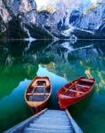 Две лодки на озере у причала