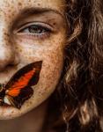 Девушка с бабочкой на губах