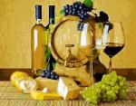 Белое и красное вино с сыром