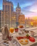 Завтрак с видом на утренний Нью-Йорк