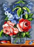 Букет с роз и полевых цветов на столе