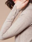Базовый свитер мелкой вязки с эффектным украшением рукава золотистыми заклепками