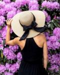 Дама в шляпе на фоне цветущей гортензии