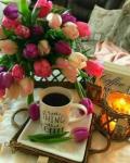 Букет разноцветных тюльпанов и крепкий кофе