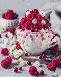 Десерт в чашке с сочными ягодами