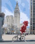 Велосипед с охапкой шариков на улицах большого города
