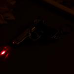 Фонарик свет+лазер на кольце "Пистолет" 2 режима  7х5х1,7 см