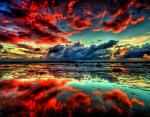 Красочные облака над зеркальной гладью озера