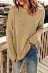 Бежевый вязаный свитер с длинным рукавом и разрезами по бокам