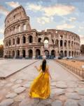 Девушка в желтом на фоне Колизея