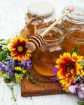 Мед и яркие цветы