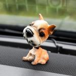 Собака на панель авто, качающая головой, дворняжка