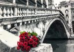 Букет красных роз у моста