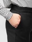 Узкие прямые брюки из плотной эластичной ткани, с разрезами