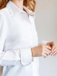 Блузка из эластичной ткани, полуприталенная и с длинным манжетом