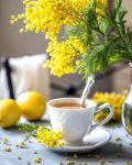 Букетик мимозы и чай с лимоном